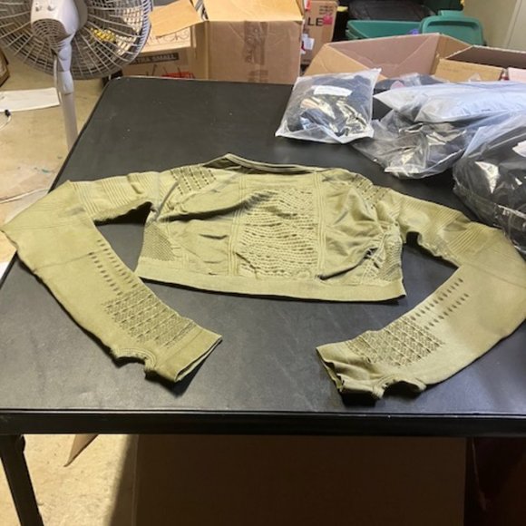 Women's Army Green Cropped Top Long Sleeve Vented Thumb Holes Workout Top M NIP - Picture 3 of 7